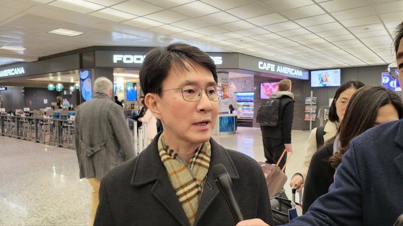 박종원 산업통상자원부 통상차관보가 17일(현지시간) 미국 워싱턴DC 인근 덜레스공항에서 기자들과 만나 '상호관세' 등에 대한 미국 측과의 협의 계획에 대해 말하고 있다.