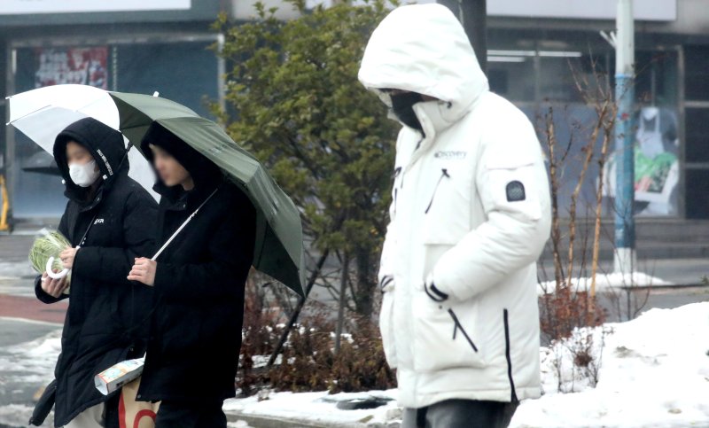 시민들이 발걸음을 재촉하고 있다.(사진은 기사 내용과 무관함) / 뉴스1 ⓒ News1