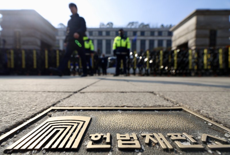[서울=뉴시스] 김명년 기자 = 헌법재판소가 오는 20일 진행하기로 했던 윤석열 대통령 탄핵 사건 10차 변론 기일과 관련해 윤 대통령 측이 신청한 기일 변경 신청을 검토하고 있다. 10차 기일에는 윤 대통령 측이 신청한 한덕수 국무총리, 홍장원 전 국가정보원 1차장, 조지호 경찰청장에 대한 증인 신문을 진행한다. 사진은 서울 종로구 헌법재판소. 2025.02.18. kmn@newsis.com