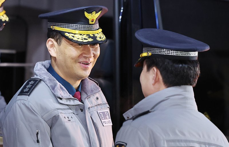 박현수 서울경찰청장 직무대리가 10일 오후 서울 마포구 동교치안센터를 방문해 경찰들을 격려하고 있다. 2025.2.10/뉴스1 ⓒ News1 김진환 기자