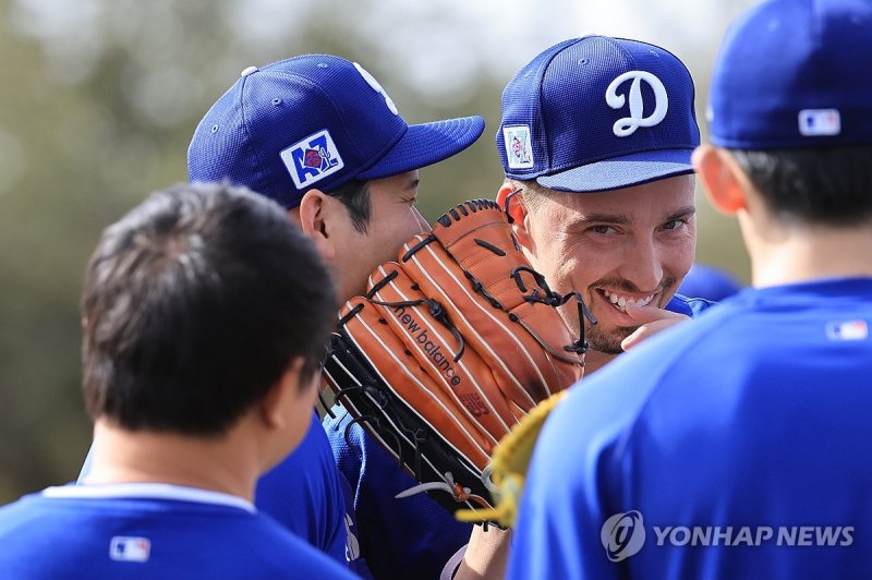 오타니 쇼헤이와 스넬의 대화 (출처=연합뉴스)