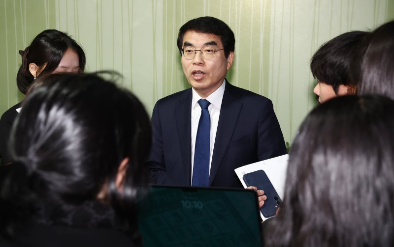 비명(비이재명)계 모임 '초일회' 간사인 양기대 더불어민주당 전 의원이 13일 오전 서울 여의도 국회 의원회관에서 기자간담회를 마치고 취재진 질의에 답변하고 있다. 2025.2.13/뉴스1 ⓒ News1 김민지 기자