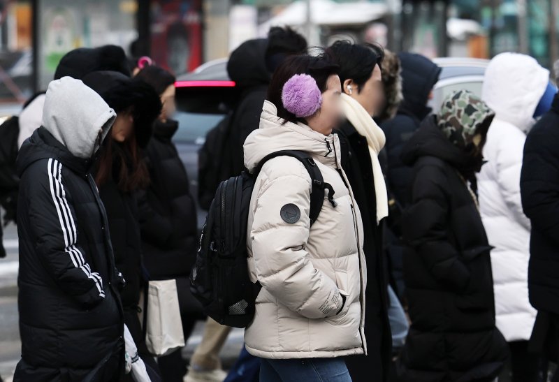 지난 7일 오전 서울 동작구 사당역에서 시민들이 몸을 움츠린 채 출근길 발걸음을 재촉하고 있다. 2025.2.7/뉴스1 ⓒ News1 오대일 기자