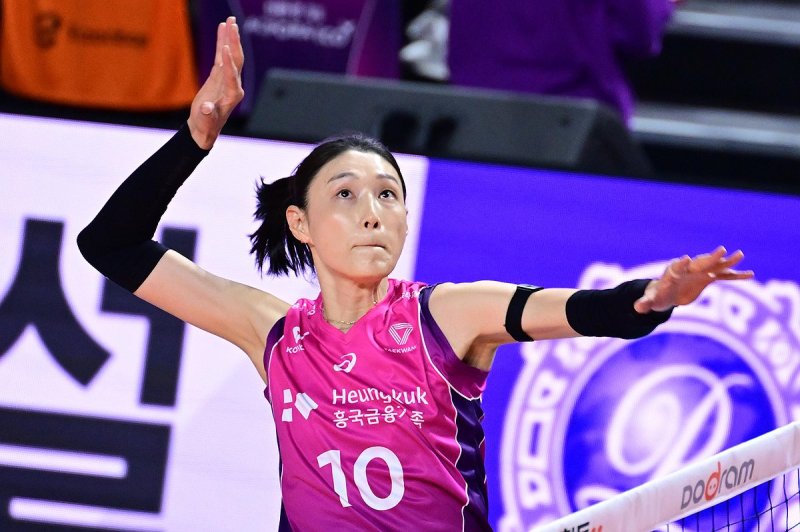 스파이크하는 흥국생명 김연경 (출처=연합뉴스)