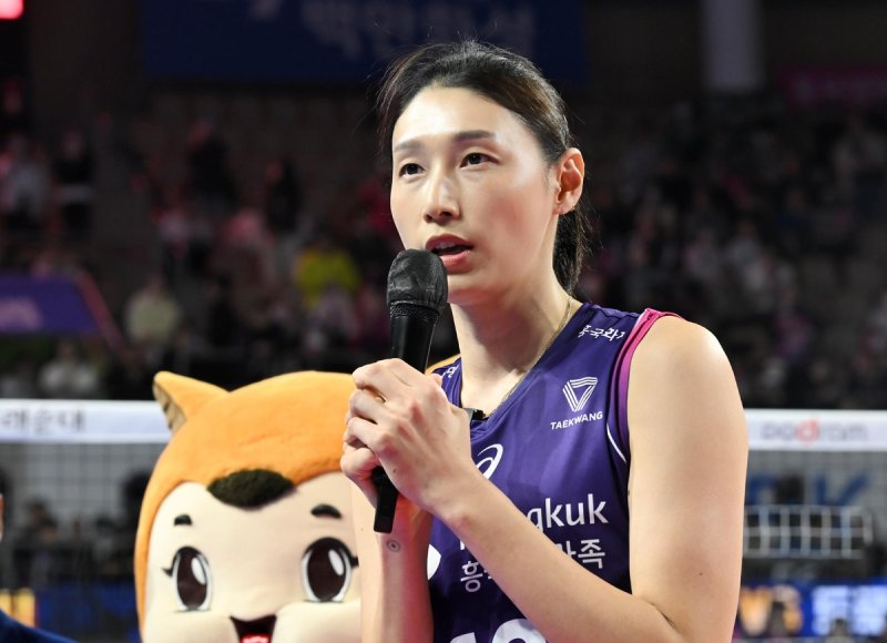 팬들에게 인사하는 흥국생명의 '배구 여제' 김연경 (출처=연합뉴스)