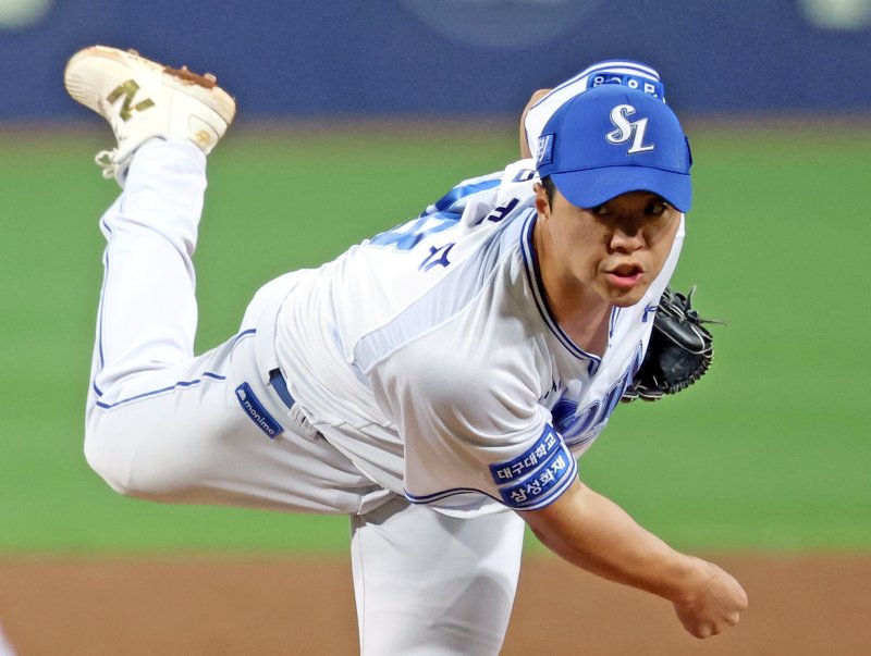 [대구=뉴시스] 김금보 기자 = 15일 오후 대구 수성구 삼성라이온즈파크에서 열린 2024 KBO 포스트시즌 플레이오프 2차전 LG 트윈스와 삼성 라이온즈의 경기, 7회초 2사 만루 삼성 김윤수가 역투를 하고 있다. 2024.10.15. kgb@newsis.com