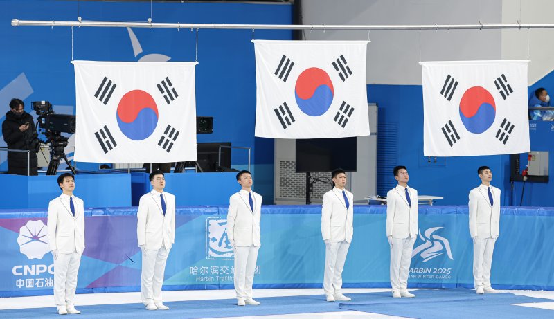 8일(현지시간) 중국 헤이룽장성 하얼빈 빙상훈련센터 다목적홀에서 열린 하얼빈 동계아시안게임 쇼트트랙 여자 500m 시상식에서 태극기가 게양되고 있다. 2025.2.8/뉴스1 ⓒ News1 이승배 기자