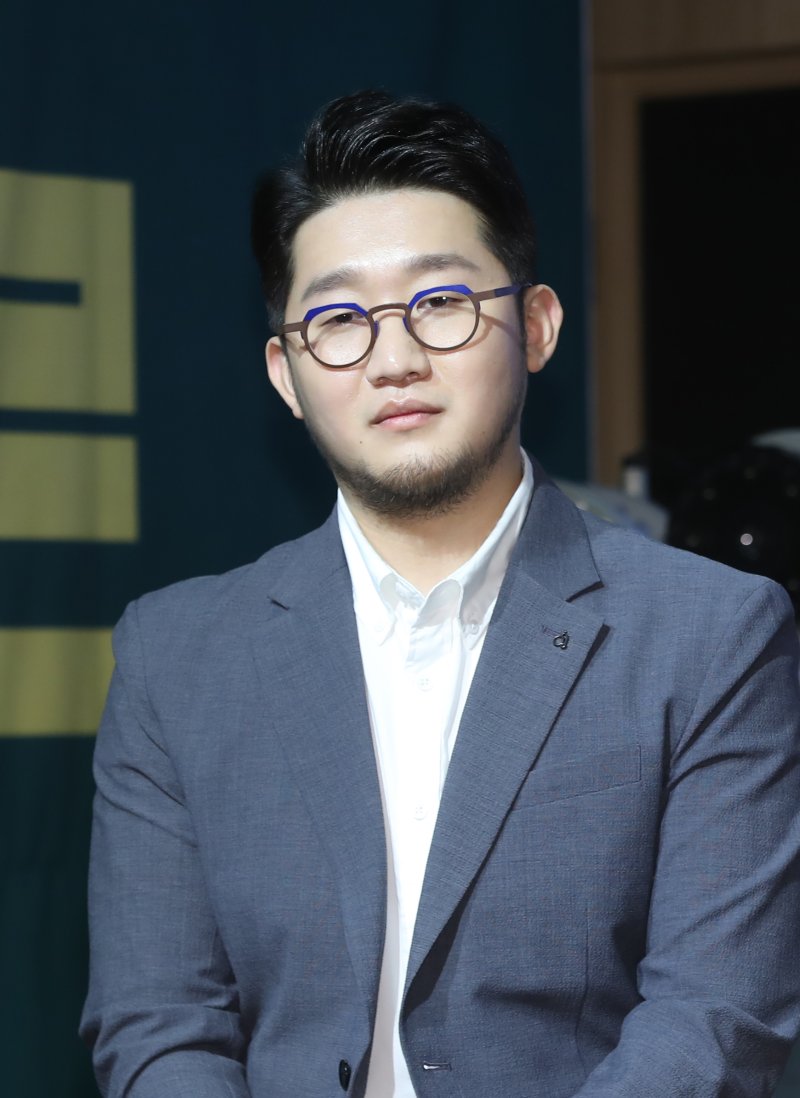 【서울=뉴시스】조수정 기자 = 그룹 어반자카파 박용인이 26일 오전 서울 용산구 한남동 스트라디움에서 열린 월간윤종신X빈폴 뮤직 프로젝트 '이제 서른' 제작발표회에서 인사하고 있다. 2019.03.26 chocrystal@newsis.com