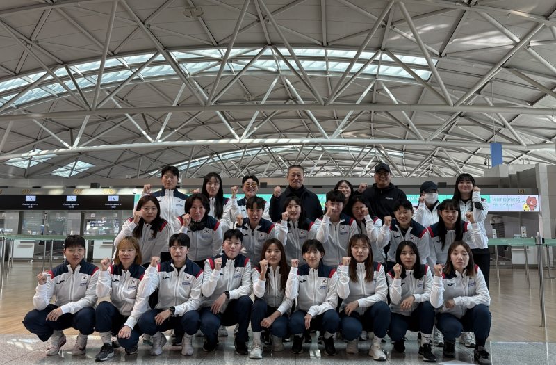 출국 전 기념촬영한 한국 여자하키 대표팀. (출처=연합뉴스)