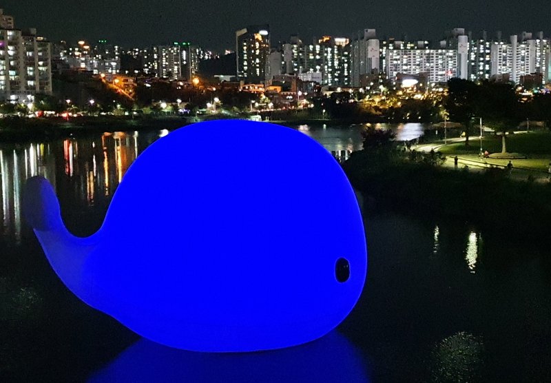 울산 태화강 십리대밭교 아래 설치된 대형 고래 조형물 '러브웨일' (자료사진) 2022.9.23/뉴스1 ⓒ News1