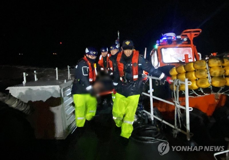 구조 승선원 이송하는 여수해경 (출처=연합뉴스)