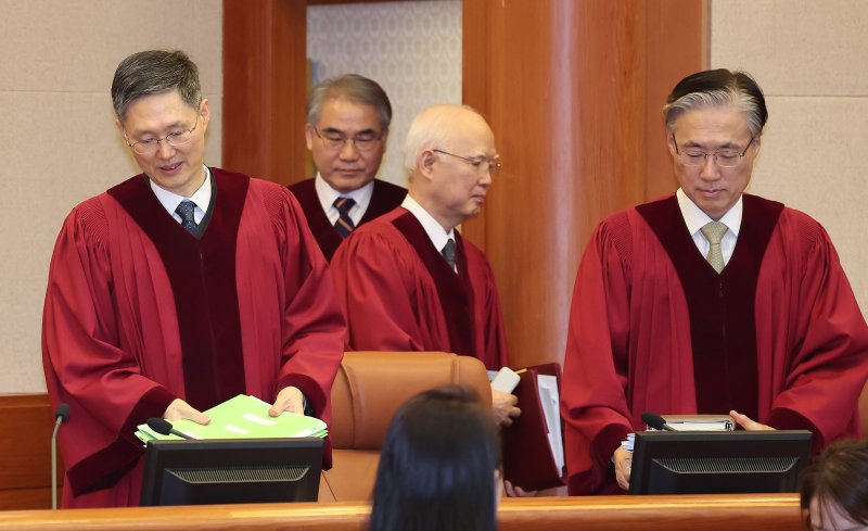 문형배 헌법재판소 소장 권한대행을 비롯한 헌법재판관들이 17일 오후 서울 종로구 헌법재판소 대심판정에서 열린 이창수 서울중앙지검장, 조상원 중앙지검 4차장, 최재훈 중앙지검 반부패수사2부장 탄핵 심판 첫 정식 변론에 참석하고 있다. 2025.2.17/뉴스1 ⓒ News1 김성진 기자
