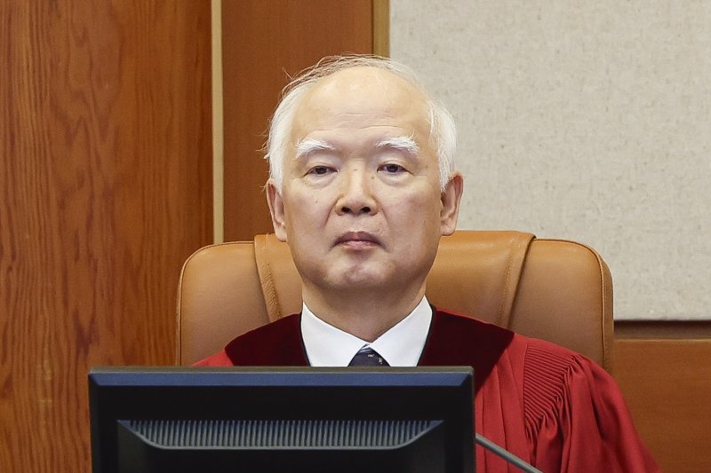 정형식 헌법재판관이 1월 16일 서울 종로구 헌법재판소 대심판정에서 열린 윤석열 대통령 탄핵심판 2회 변론기일에 자리해 있다. (공동취재) 2025.1.16/뉴스1 ⓒ News1 황기선 기자