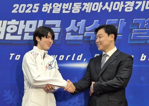 악수하는 차준환, 원윤종 (출처=연합뉴스)