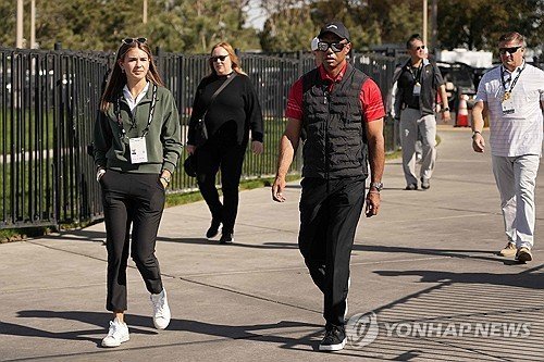 우즈와 함께 걷는 카이 트럼프. (출처=연합뉴스)