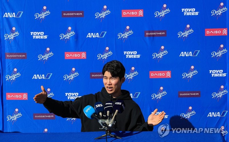 한국 취재진과 인터뷰하는 다저스 김혜성 (출처=연합뉴스)