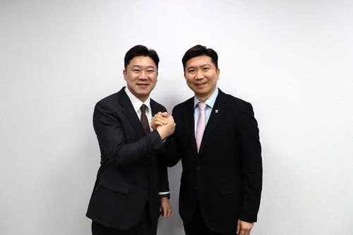 손 맞잡은 국민의힘 진종오 의원(왼쪽)과 유승민 대한체육회장 당선인 (출처=연합뉴스)