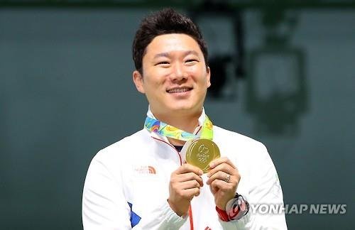 <올림픽> 또 다시 금메달을 든 진종오 (출처=연합뉴스)