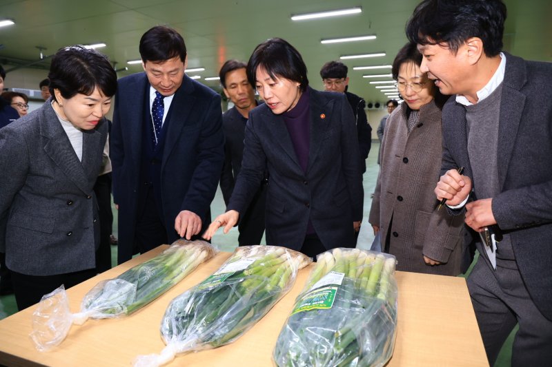 이영표 아워홈 경영총괄사장(왼쪽 두번째)과 송미령 농림축산식품부 장관(가운데)이 노지 스마트팜 대파를 살펴보는 모습(아워홈 제공).