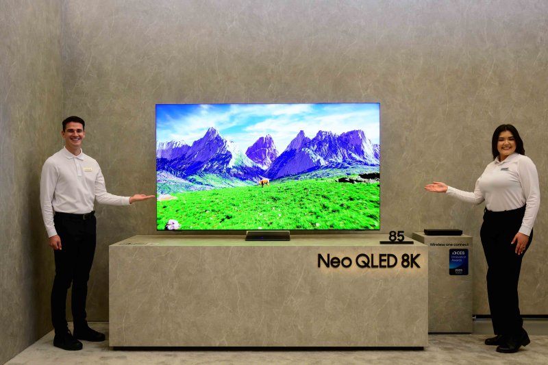[서울=뉴시스]삼성전자 모델이 2025년형 Neo QLED 8K를 소개하고 있다. (사진 = 삼성전자) 2025.02.18. photo@newsis.com *재판매 및 DB 금지