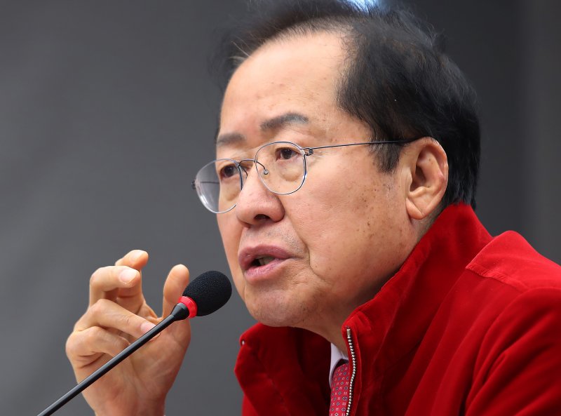 홍준표 대구시장이 31일 오후 대구시청 산격청사에서 열린 '2025년 제1차 청년정책조정위원회'에 참석해 인사말을 하고 있다. 2025.1.31/뉴스1 ⓒ News1 공정식 기자