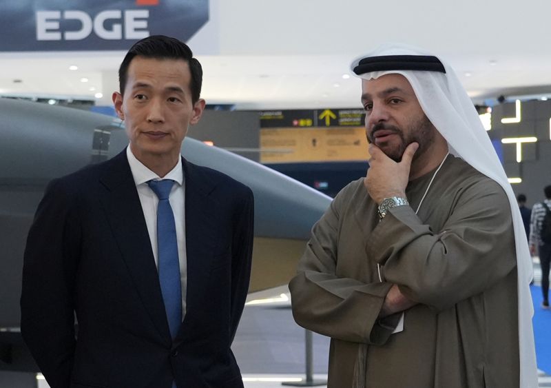 김동관 한화그룹 부회장(왼쪽)이 지난 2월 17일(현지시간) 아랍에미리트(UAE)에서 열린 방위산업 전시회 IDEX 2025에서 파이살 알 반나이 EDGE 그룹 CEO와 업무 미팅을 하고 있다. 한화에어로스페이스 제공