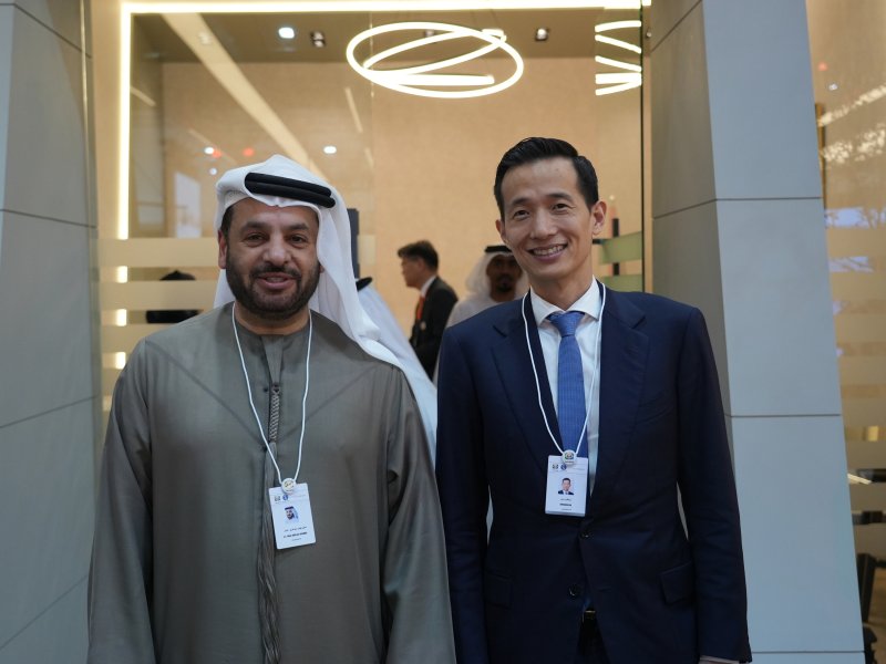 [서울=뉴시스] 김동관 한화그룹 부회장(오른쪽)이 17일 아랍에미리트(UAE)에서 열린 방위산업 전시회 IDEX 2025에서 '파이살 알 반나이(Faisal Al Bannai,왼쪽)' EDGE 그룹 최고경영책임자(CEO)와 업무 미팅을 진행했다. (사진=한화에어로스페이스 제공) 2025.2.18. photo@newsis.com *재판매 및 DB 금지
