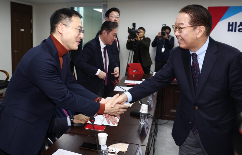 권영세 국민의힘 비상대책위원장이 지난 1월 22일 오전 서울 여의도 중앙당사에서 열린 시도당위원장 회의에서 울산시당 위원장인 김상욱 의원과 인사하고 있다. 2025.1.22/뉴스1 ⓒ News1 김민지 기자
