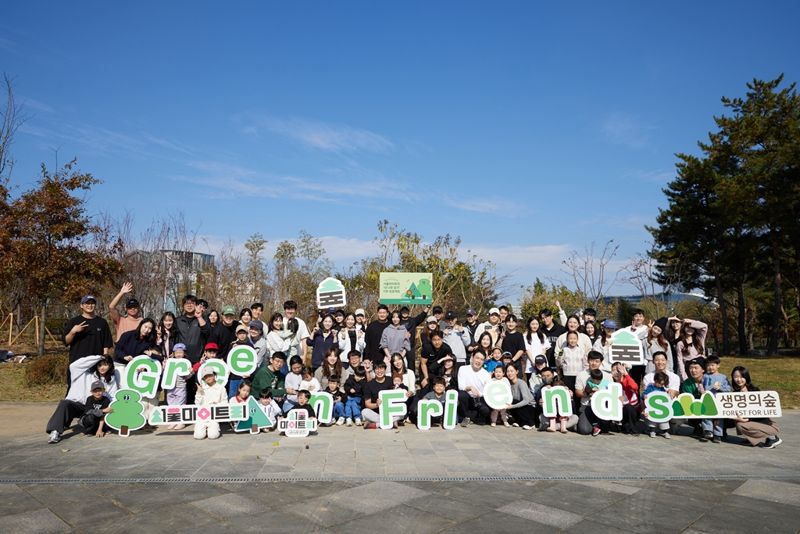 지난해 11월 서울 강남구 소재 율현공원에서 현대백화점 임직원과 가족들이 '서울 마이 트리 - 내 나무 갖기' 기부 프로젝트에 참여해 나무심기 봉사활동을 마친 뒤 기념사진을 찍고 있다. 현대백화점 제공