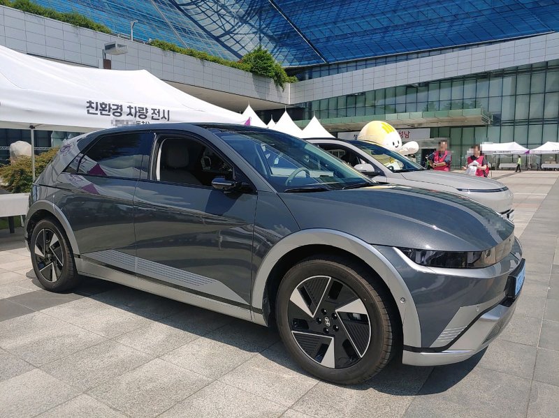 [성남=뉴시스] 지난해 시청 광장서 진행한 친환경 차량 전시 행사 때 선보인 전기 승용차. (사진=성남시 제공) 2025.02.18. photo@newsis.com