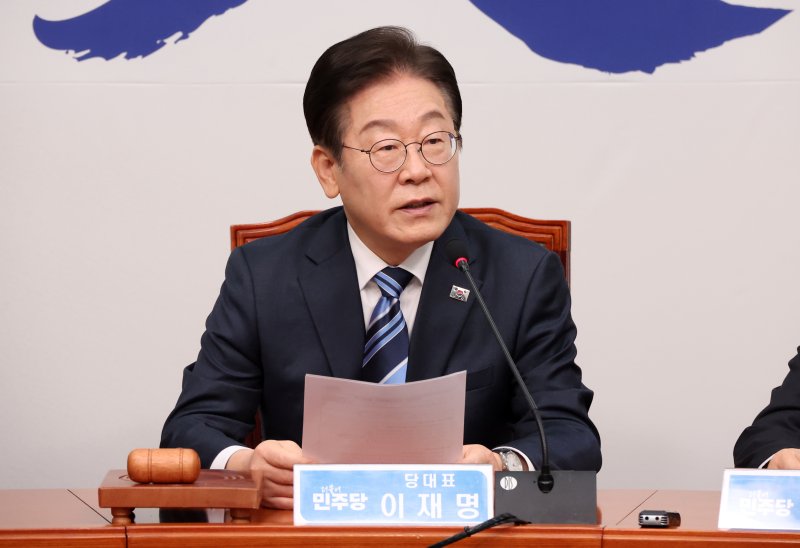 [서울=뉴시스] 조성우 기자 = 이재명 더불어민주당 대표가 지난 17일 오전 서울 여의도 국회에서 열린 최고위원회의에서 발언하고 있다. 2025.02.17. xconfind@newsis.com