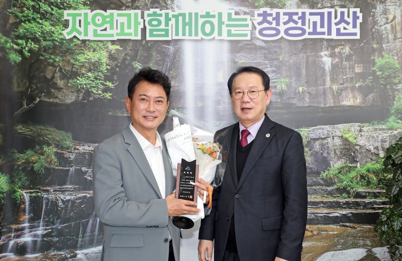 [괴산=뉴시스] 17일 충북 괴산군청에서 방송인 이병철(55)이 괴산 홍보대사에 위촉된 뒤 송인헌 군수와 기념사진을 찍고 있다. (사진=괴산군 제공) 2025.2.18. photo@newsis.com *재판매 및 DB 금지