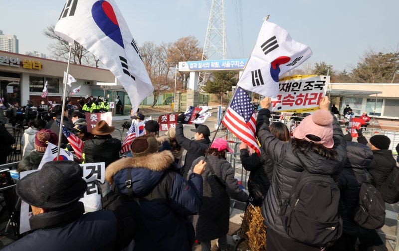 지난달 22일 윤석열 대통령이 수감 중인 경기도 의왕시 서울구치소 앞에서 윤 대통령 지지자들이 석방 촉구와 탄핵반대 구호를 외치고 있다. 2025.1.22/뉴스1 ⓒ News1 박세연 기자