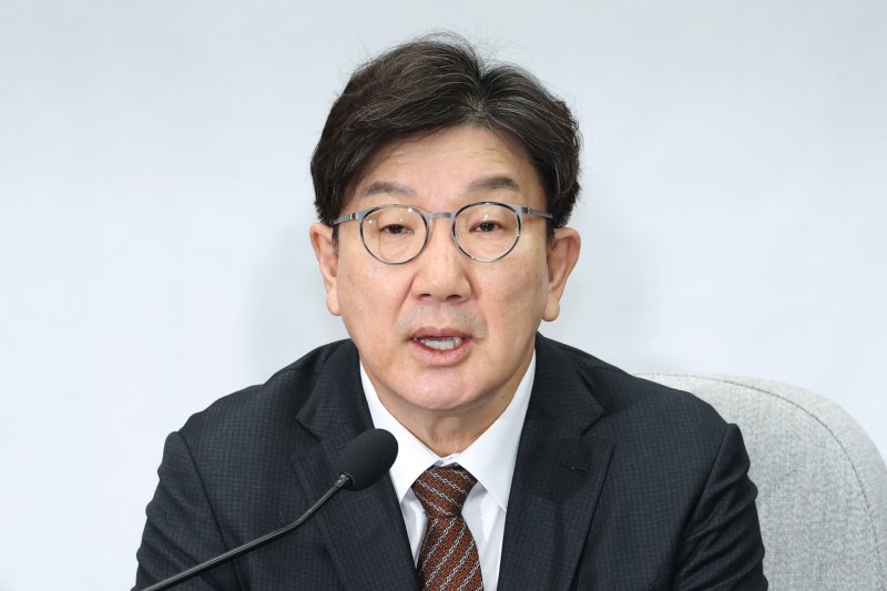 권성동 국민의힘 원내대표가 18일 오전 서울 여의도 국회에서 열린 원내대책회의에서 모두발언을 하고 있다. 2025.2.18/뉴스1 ⓒ News1 이광호 기자