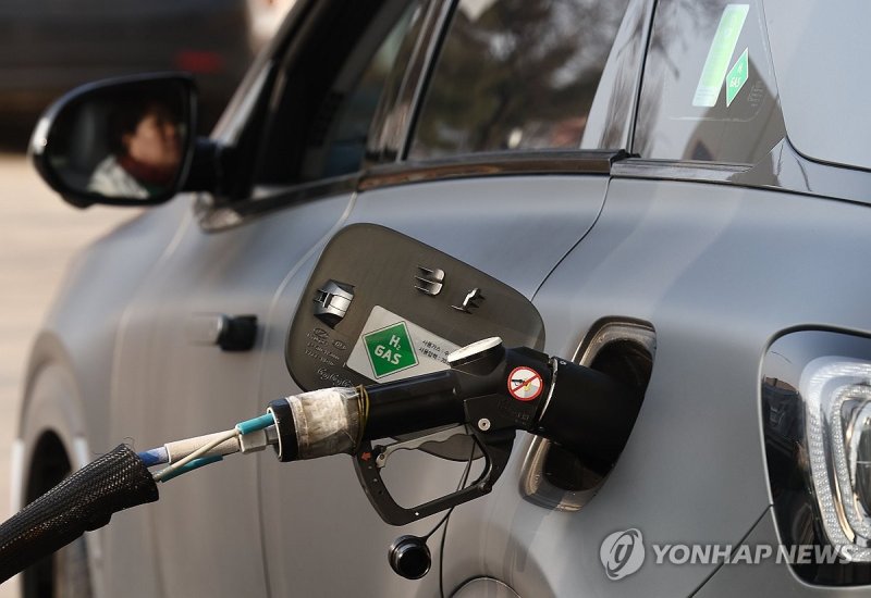 충전 중인 수소차 (출처=연합뉴스)