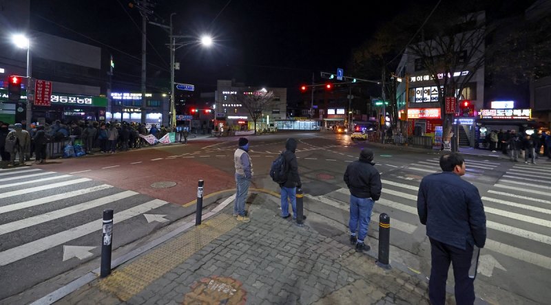 한국인 노동자는 오른쪽 건물 앞에, 외국인 노동자는 왼쪽에 (출처=연합뉴스)