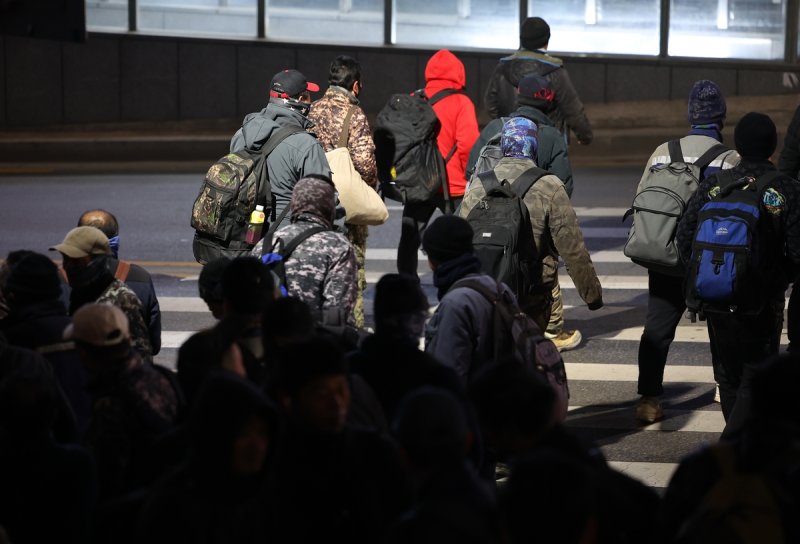'새벽부터 나왔건만', 빈손으로 돌아가는 사람들 (출처=연합뉴스)