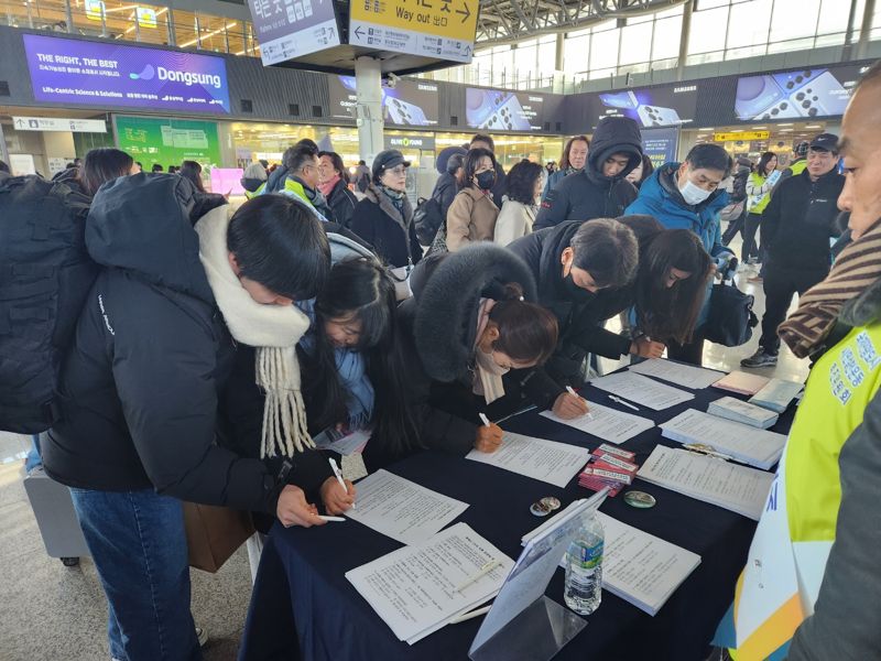 강릉시가 지난 8일 부산역에서 동해선 ITX와 강릉 관광에 대한 설문조사를 진행했다. 강릉시 제공
