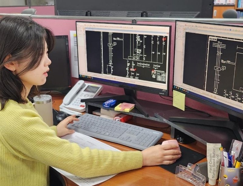 [서울=뉴시스] 권신혁 기자 = 네일아티스트였던 유다은씨는 폴리텍대학 구미캠퍼스 AI전자과에서 10개월간 공장자동화 분야를 집중적으로 배워, 현재는 원자력 플랜트 HMI 설계 엔지니어로 일하고 있다. (사진 = 폴리텍대학 제공) 2025. 2. 18. innovation@newsis.com *재판매 및 DB 금지