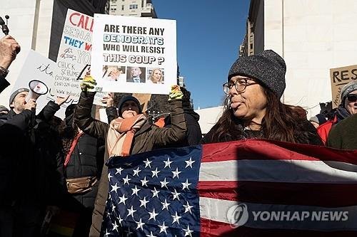 미 '대통령의 날'인 17일 뉴욕서 벌어진 반(反)트럼프 시위 (출처=연합뉴스)