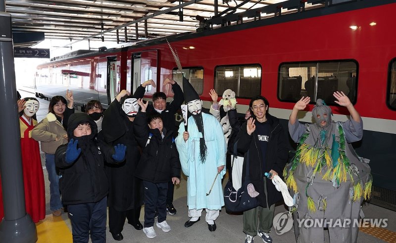 동해선 개통…강릉역에 도착한 첫 열차 (출처=연합뉴스)