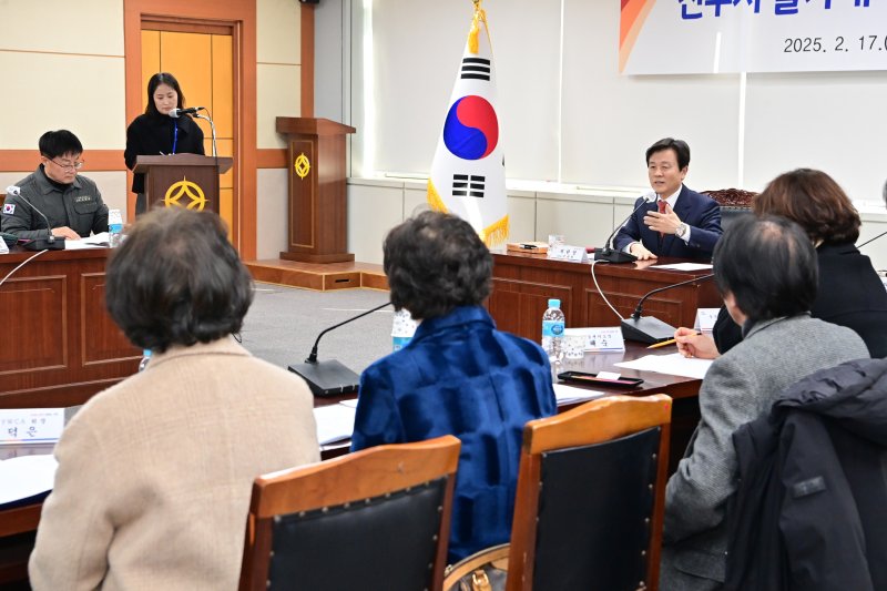 진주시가 17일 물가대책위원회를 열어 안락공원 사용료 인상에 대해 논의하고 있다(진주시 제공. 재판매 및 DB금지).