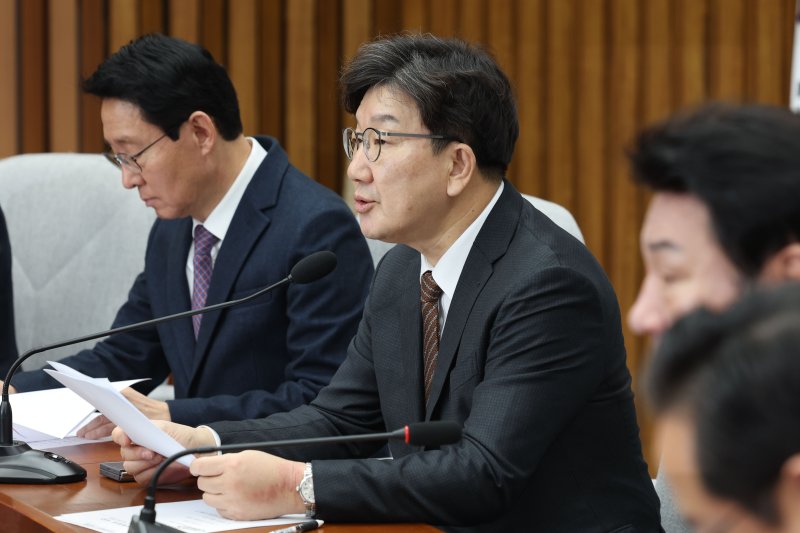 [서울=뉴시스] 권창회 기자 = 권성동 국민의힘 원내대표가 18일 오전 서울 여의도 국회에서 열린 원내대책회의에서 발언하고 있다. 2025.02.18. kch0523@newsis.com
