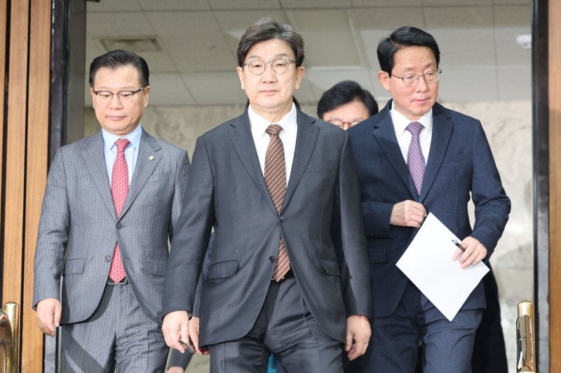 [서울=뉴시스] 권창회 기자 = 권성동 국민의힘 원내대표가 18일 오전 서울 여의도 국회에서 열린 원내대책회의에 참석하고 있다. 2025.02.18. kch0523@newsis.com