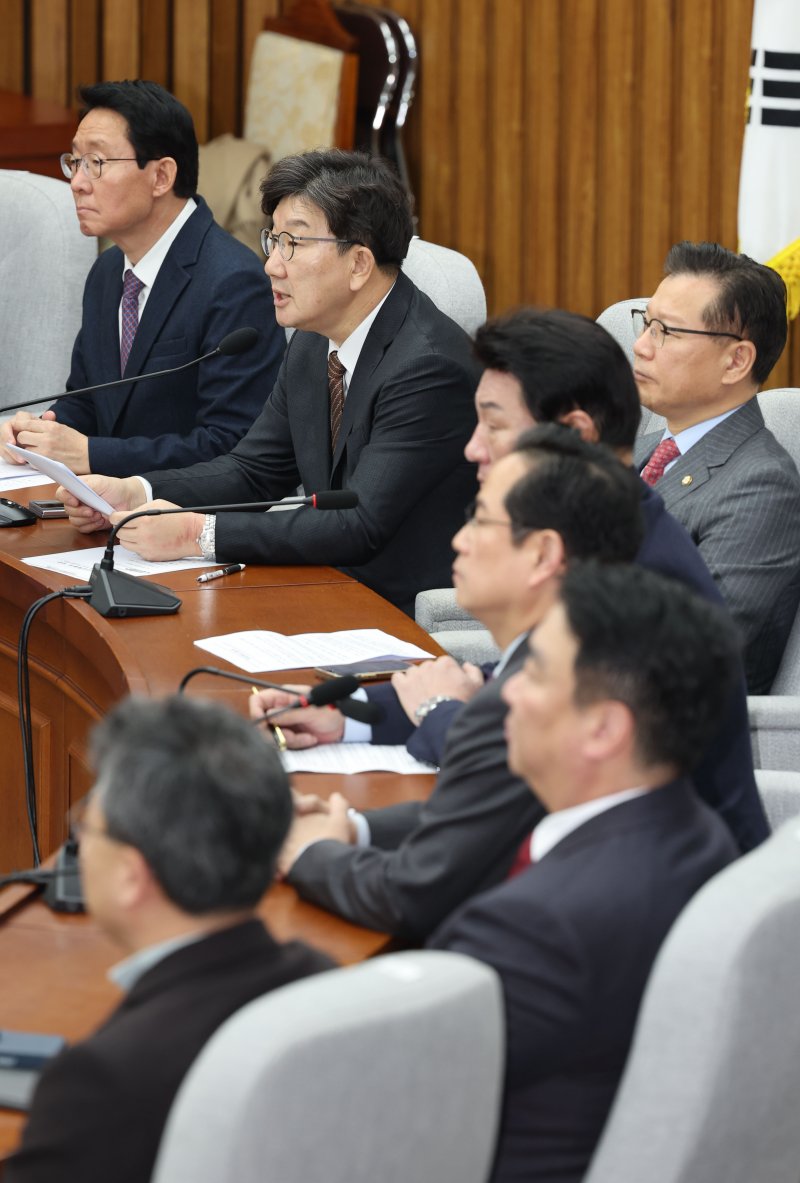 [서울=뉴시스] 권창회 기자 = 권성동 국민의힘 원내대표가 18일 오전 서울 여의도 국회에서 열린 원내대책회의에서 발언하고 있다. 2025.02.18. kch0523@newsis.com