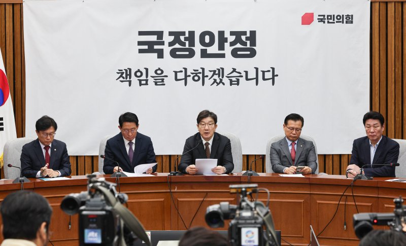 [서울=뉴시스] 권창회 기자 = 권성동 국민의힘 원내대표가 18일 오전 서울 여의도 국회에서 열린 원내대책회의에서 발언하고 있다. 2025.02.18. kch0523@newsis.com