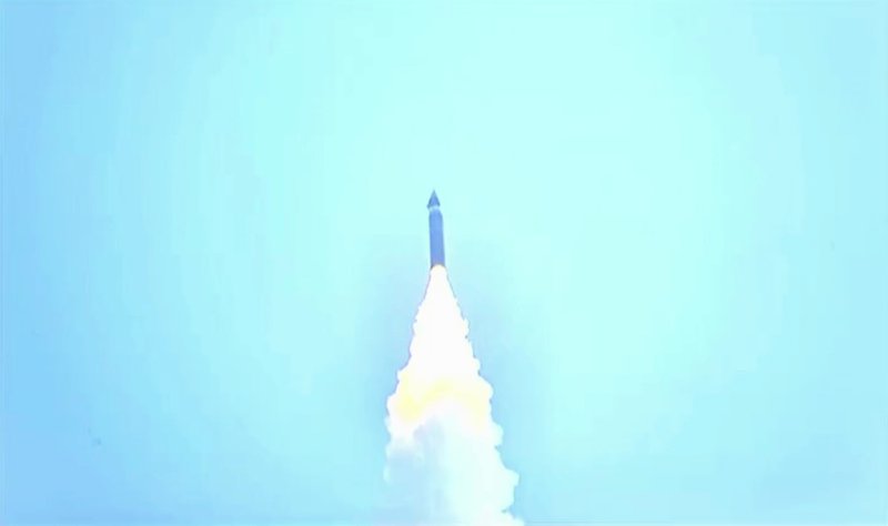 [서울=뉴시스] 김정은 북한 국무위원장이 지난 6일 북한 미사일총국의 신형 극초음속 중장거리 탄도미사일 시험발사를 화상감시체계로 참관했다고 7일 북한 조선중앙TV가 보도했다. (사진=조선중앙TV 캡쳐) 2025.01.07. photo@newsis.com *재판매 및 DB 금지