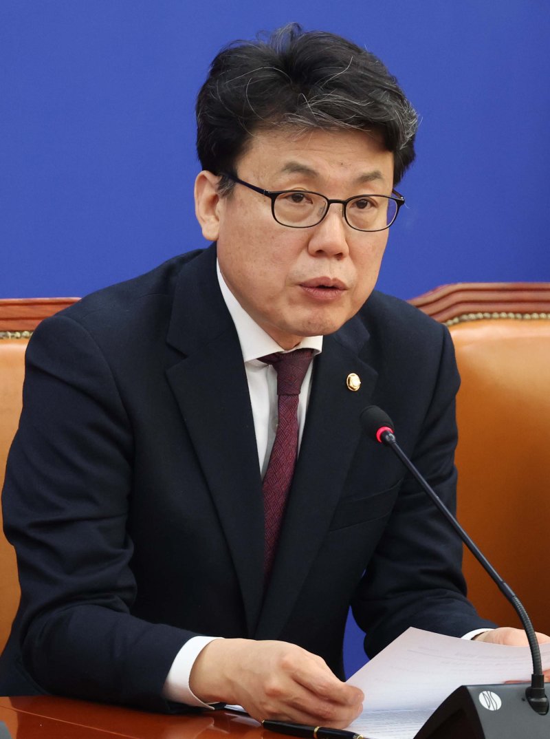[서울=뉴시스] 조성봉 기자= 진성준 더불어민주당 원정책위의장이 18일 오전 서울 여의도 국회에서 열린 원내대책회의에서 발언을 하고 있다. 2025.02.18. suncho21@newsis.com
