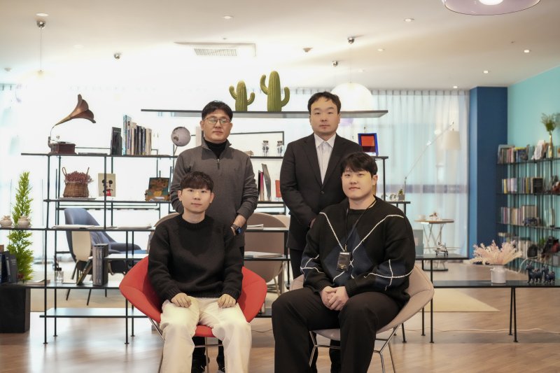 [울산=뉴시스] 구미현 기자 = UNIST 연구진. 사진 우측상단부터 시계방향으로 이동욱 교수, 이진훈 연구원, 홍지환 연구원(제1저자), 백명진 박사. photo@newsis.com *재판매 및 DB 금지