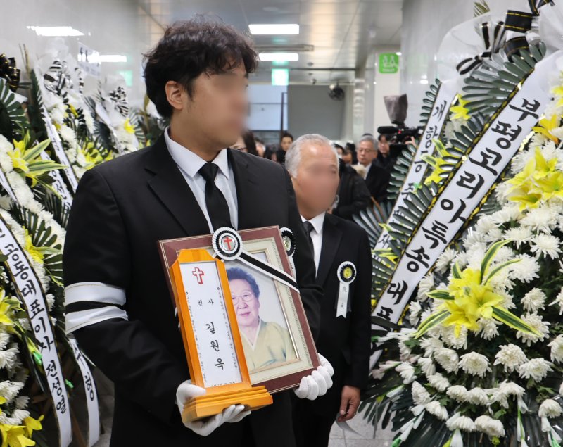 [인천=뉴시스] 전진환 기자 = 일본군 위안부 피해자인 고(故) 길원옥 할머니의 발인이 18일 오전 인천 연수구 적십자병원장례식장에서 엄수되고 있다. 2025.02.18. amin2@newsis.com
